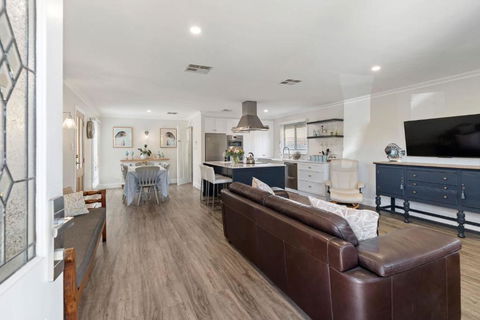 Rose Cottage 3B Hutchinson St Goolwa - Linen Included - Yamba Accommodation 2