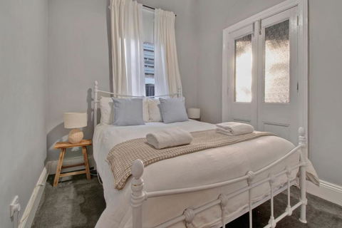 Rose Cottage - Stroll To CBD, Leafy Setting - Yamba Accommodation 2