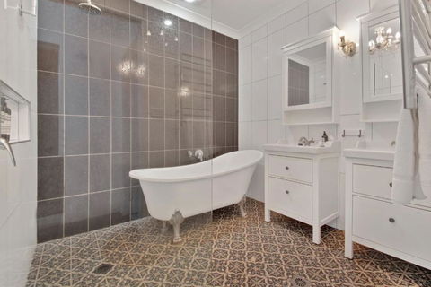 Rose Cottage - Stroll To CBD, Leafy Setting - Yamba Accommodation 3