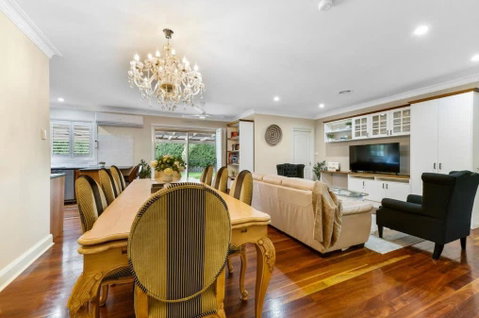 Roselawn Manor - 5 Bedroom Entertainer - Yamba Accommodation 3
