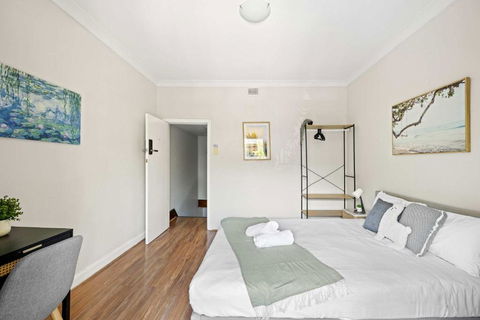 Rustic Queen Room In Glebe - Next To USYD - Shared Bathroom - Yamba Accommodation 0
