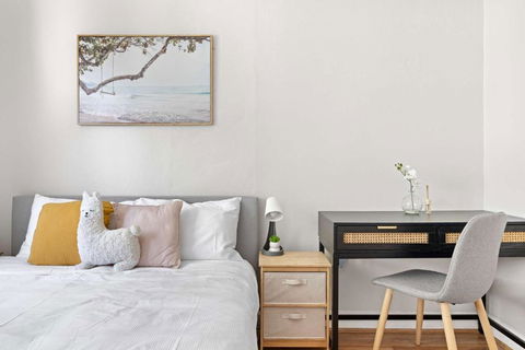 Rustic Queen Room In Glebe - Next To USYD - Shared Bathroom - Yamba Accommodation 2