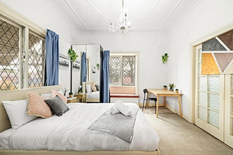 Rustic Queen Room - Seconds To Stores & Eateries - Shared Bathroom - Yamba Accommodation 0
