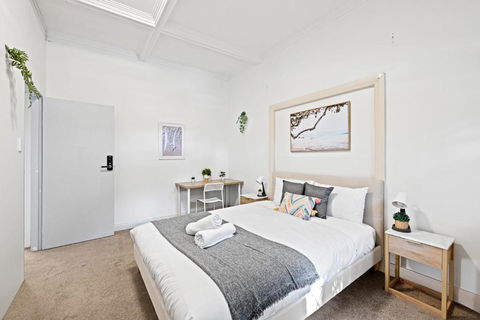 Rustic Queen Room - Seconds To Stores & Eateries - Shared Bathroom - Yamba Accommodation 1