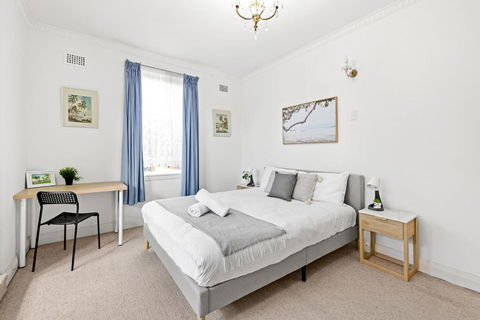 Rustic Queen Room - Seconds To Stores & Eateries - Shared Bathroom - Yamba Accommodation 3