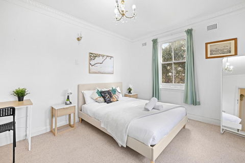 Rustic Queen Room - Seconds To Stores & Eateries - Shared Bathroom - Yamba Accommodation 2