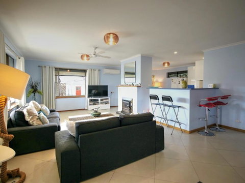 Salty Air Apartments Kingscote Kangaroo Island - Yamba Accommodation 3
