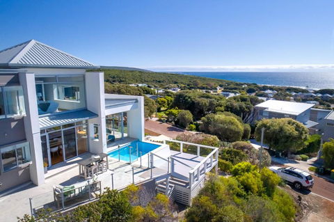Salty Kiss I Private Properties - Yamba Accommodation 0