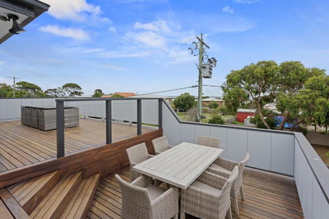 Sanctuary Lodge By Ready Set Stay - BYO LINEN & TOWELS - Yamba Accommodation 3