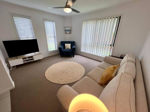 Sandstone Point Sleeps 10, 4-bedroom Home - Yamba Accommodation 1