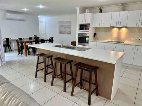 Sandstone Point Sleeps 10, 4-bedroom Home - Yamba Accommodation 2