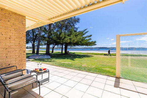 Sandy Beach House Corlette Unit 1 Waterfront WI-FI Aircon - Yamba Accommodation 2