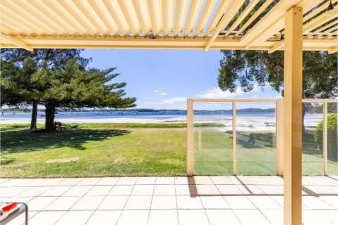Sandy Beach House Corlette Unit 1 Waterfront WI-FI Aircon - Yamba Accommodation 1