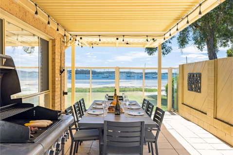Sandy Beach House Corlette Unit 1 Waterfront WI-FI Aircon - Yamba Accommodation 3