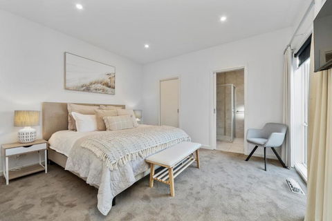 Seaford Luxe Beach House 2023 BDC Traveller Award Winner - Yamba Accommodation 1