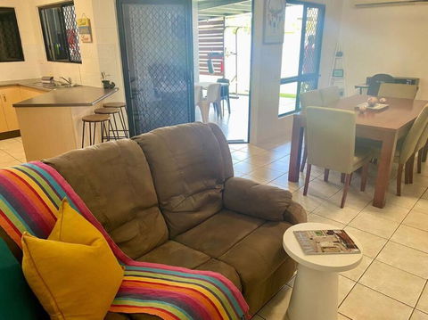 Spacious Retreat On Brenton In Tropical North Queensland - Yamba Accommodation 3