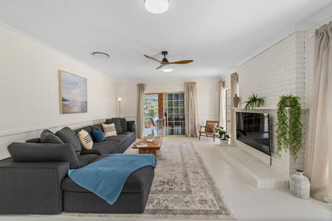 Stanwell Park Escape - Sprawling Beachfront Living - Yamba Accommodation 1