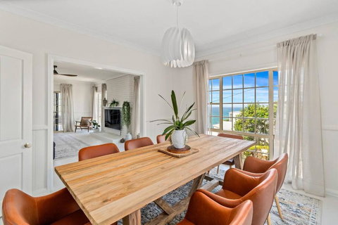 Stanwell Park Escape - Sprawling Beachfront Living - Yamba Accommodation 2