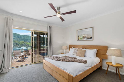 Stanwell Park Escape - Sprawling Beachfront Living - Yamba Accommodation 3