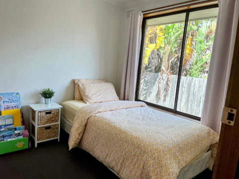 Stay Next To Train Station! Melbourne CBD 12 Km! - Yamba Accommodation 3