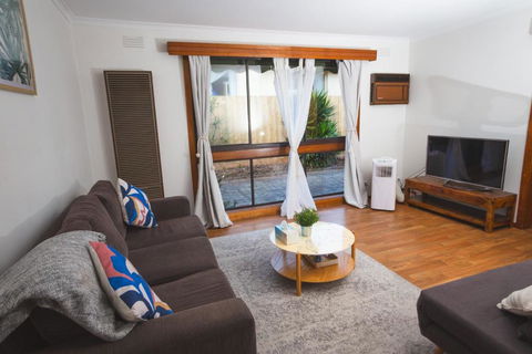 Stay Next To Train Station! Melbourne CBD 12 Km! - Yamba Accommodation 0