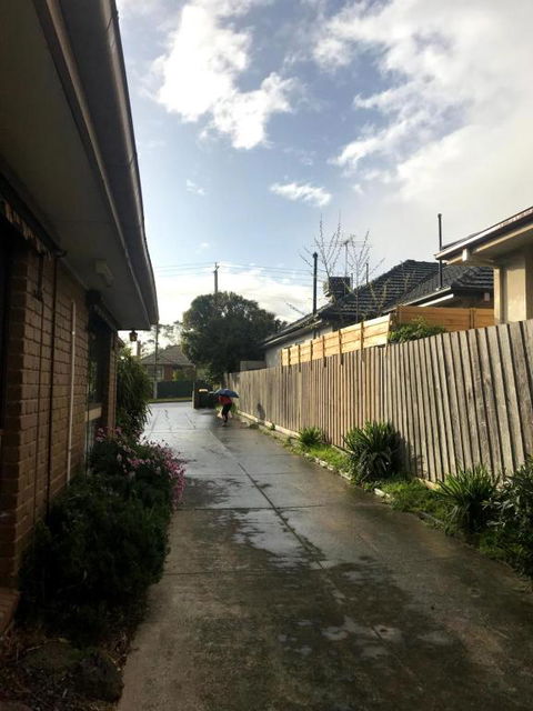 Stay Next To Train Station! Melbourne CBD 12 Km! - Yamba Accommodation 1