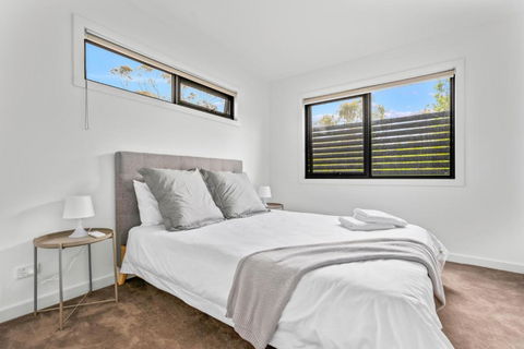 StayAU Modern 4-bedroom TH Bayswater - Yamba Accommodation 3