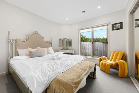 Stylish 3BR Townhouse Near Chadstone MEL - Yamba Accommodation 0