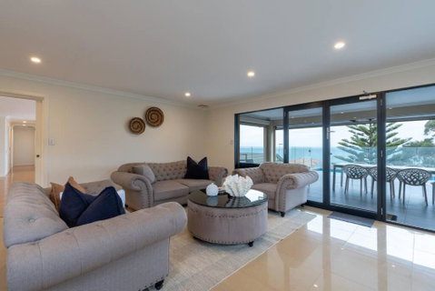 Sun Seeker At Marino - Expansive Luxury Pool Home - Yamba Accommodation 1