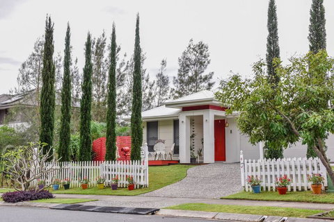 The Arcadia - Entire Luxurious English Cottage With Huge Privacy Near CBD - Yamba Accommodation 2