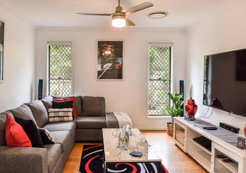 The Arcadia - Entire Luxurious English Cottage With Huge Privacy Near CBD - Yamba Accommodation 3