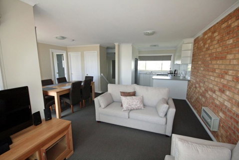 Beloka 9 - Overlooking Lake Jindabyne - Yamba Accommodation 2