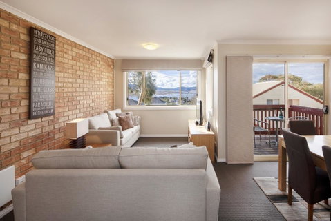 Beloka 9 - Overlooking Lake Jindabyne - Yamba Accommodation 0