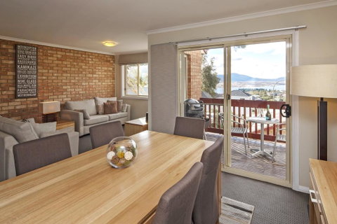 Beloka 9 - Overlooking Lake Jindabyne - Yamba Accommodation 3