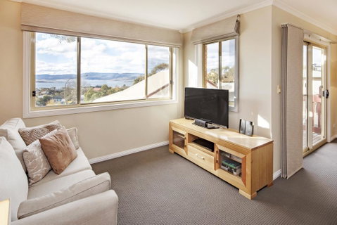 Beloka 9 - Overlooking Lake Jindabyne - Yamba Accommodation 1