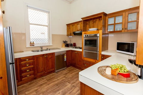 Best Central House - SLEEPS 11 !! - Yamba Accommodation 2