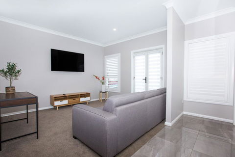 Best Central Wagga Townhouse - Yamba Accommodation 2