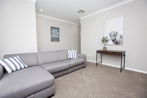 Best Central Wagga Townhouse - Yamba Accommodation 3