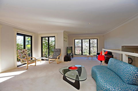 Black Cockatoo Retreat - Yamba Accommodation 2