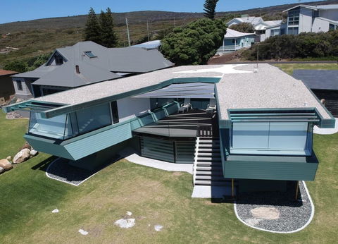 Boathouse - Nearly In The Water And Wonderful Views - Yamba Accommodation 1