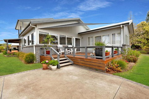 Whale Song - Yamba Accommodation 1