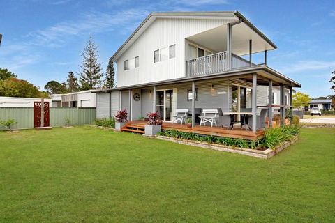 Whale Song - Yamba Accommodation 2