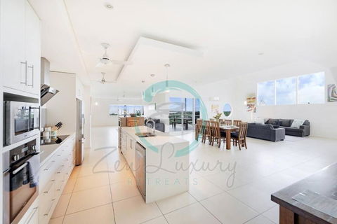 ZEN LUXURY: 2-Story 4-BR Penthouse In Darwin City With Mindal Markets & Harbour Views - Yamba Accommodation 2