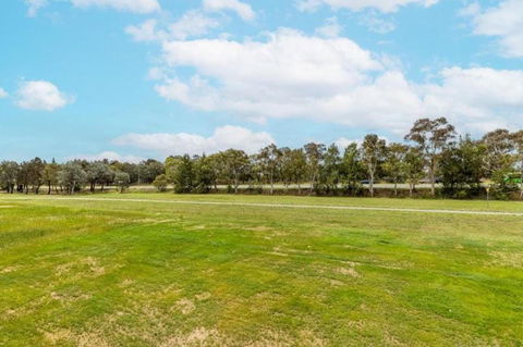 ZMITH Apartment - BROOKE, - Near AIS, GIO Stadium, UC, & Nth - Canberra Hospital - Yamba Accommodation 3