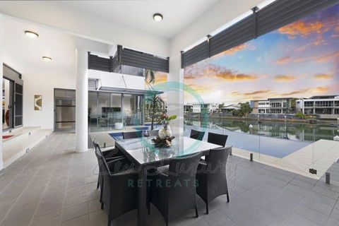 ZenLux: 4BR Bayview Mansion Infinity Pool + Cinema - Yamba Accommodation 3